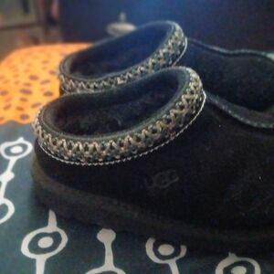 UGG Kids Slippers in Black with Gray Accents